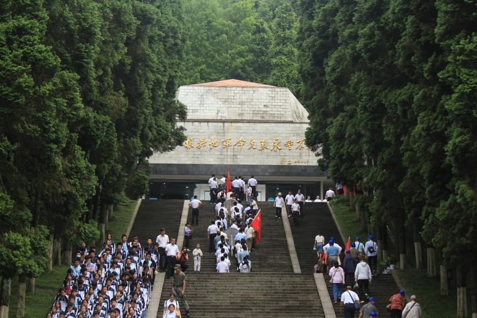 6月10日，全體員工參觀井岡山革命烈士陵園，并向革命烈士陵園敬獻花圈。